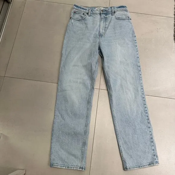 Abercrombie &amp; Fitch Ultra High Rise 90s Straight Ultra Rise Jean size 29 Light
