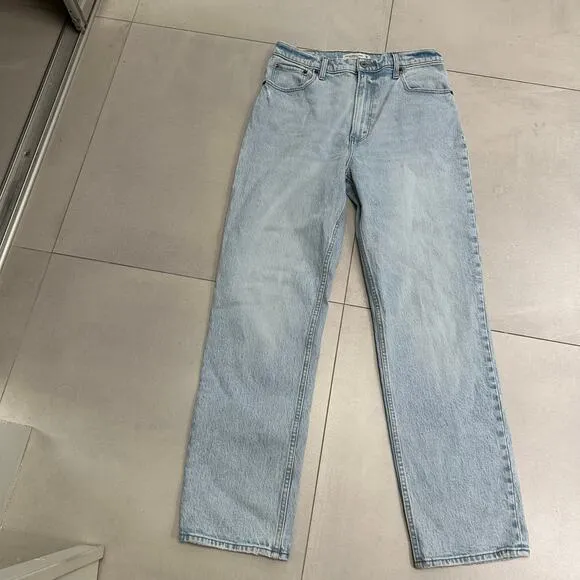 Abercrombie &amp; Fitch Ultra High Rise 90s Straight Ultra Rise Jean size 29 Light