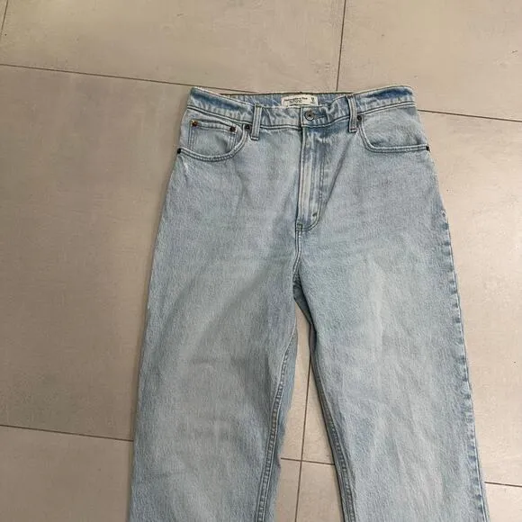 Abercrombie &amp; Fitch Ultra High Rise 90s Straight Ultra Rise Jean size 29 Light