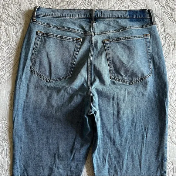 Abercrombie - Ultra High Rise 90s Slim Straight Jean - Criss-Cross Waistband
