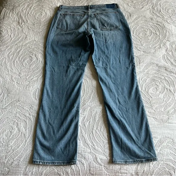 Abercrombie - Ultra High Rise 90s Slim Straight Jean - Criss-Cross Waistband