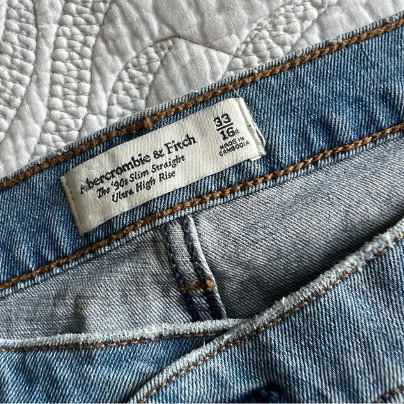 Abercrombie - Ultra High Rise 90s Slim Straight Jean - Criss-Cross Waistband