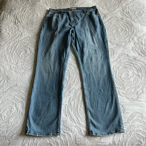 Abercrombie - Ultra High Rise 90s Slim Straight Jean - Criss-Cross Waistband