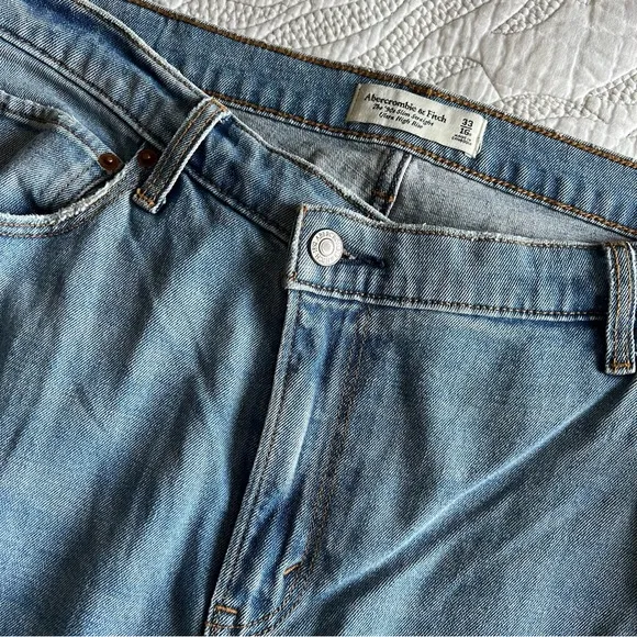 Abercrombie - Ultra High Rise 90s Slim Straight Jean - Criss-Cross Waistband