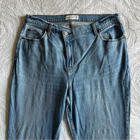Abercrombie - Ultra High Rise 90s Slim Straight Jean - Criss-Cross Waistband
