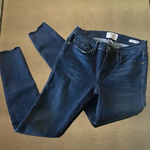 FRAME “Le Skinny de Jeanne” Raw-Stagger Hem Skinny Jeans