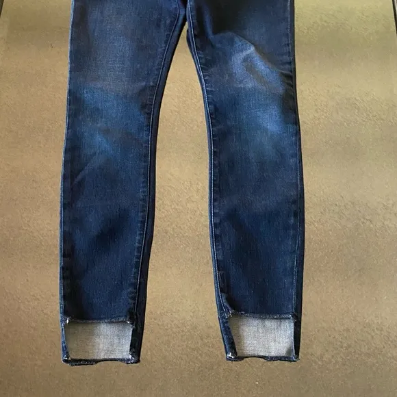 FRAME “Le Skinny de Jeanne” Raw-Stagger Hem Skinny Jeans