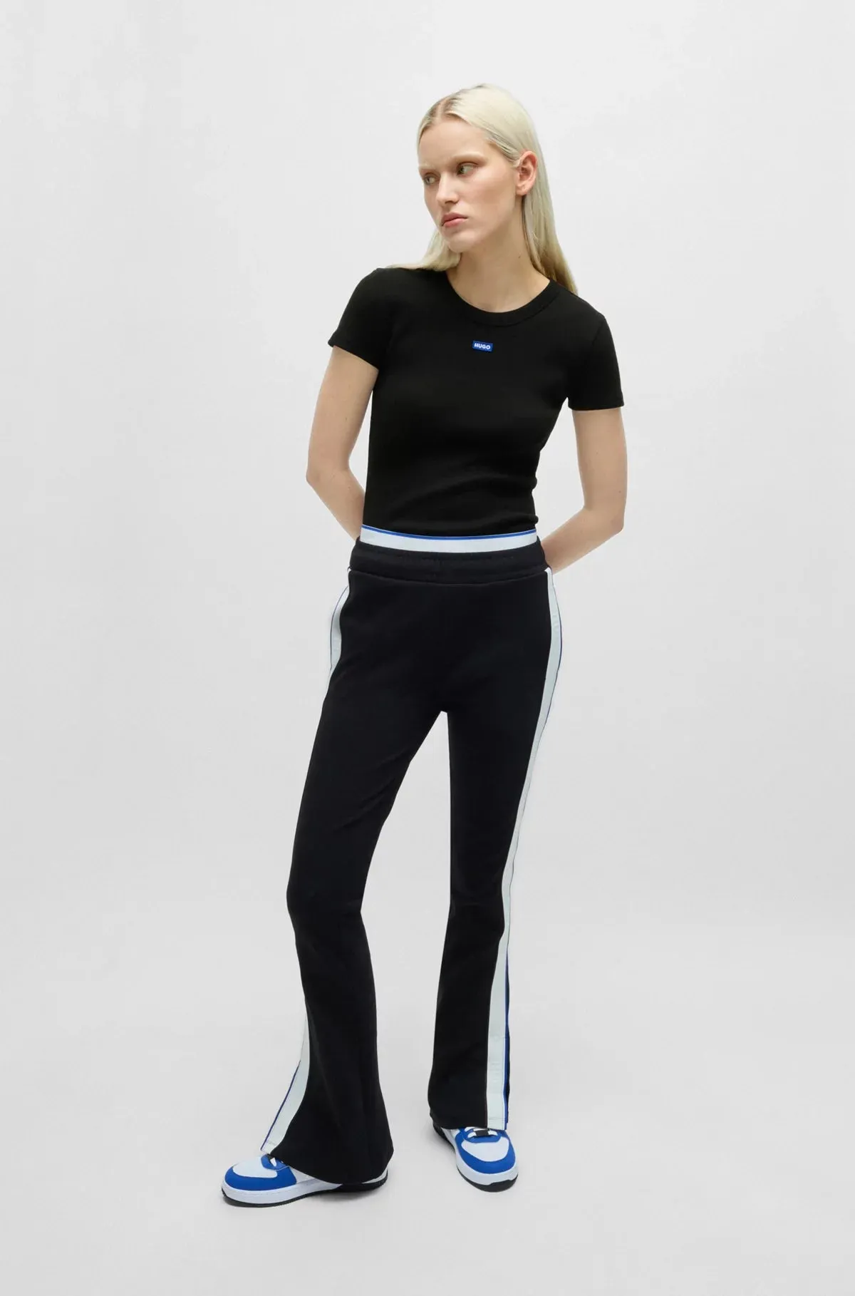 Hugo Blue | Slim-Fit T-Shirt aus Stretch-Baumwolle mit blauem Logo-Aufnäher | 001 schwarz