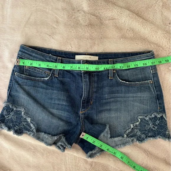 Joe’s Jeans Thula Cut-Off Denim Shorts SZ 30 Embroidered Floral Detailing