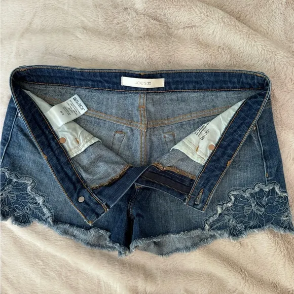 Joe’s Jeans Thula Cut-Off Denim Shorts SZ 30 Embroidered Floral Detailing