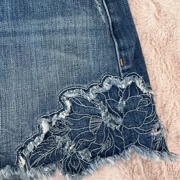 Joe’s Jeans Thula Cut-Off Denim Shorts SZ 30 Embroidered Floral Detailing