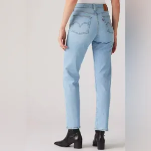 Levi’s Premium Wedgie Straight Fit Women’s Jeans -Light Wash